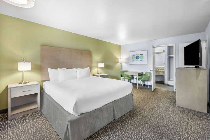 Room 32 of 46