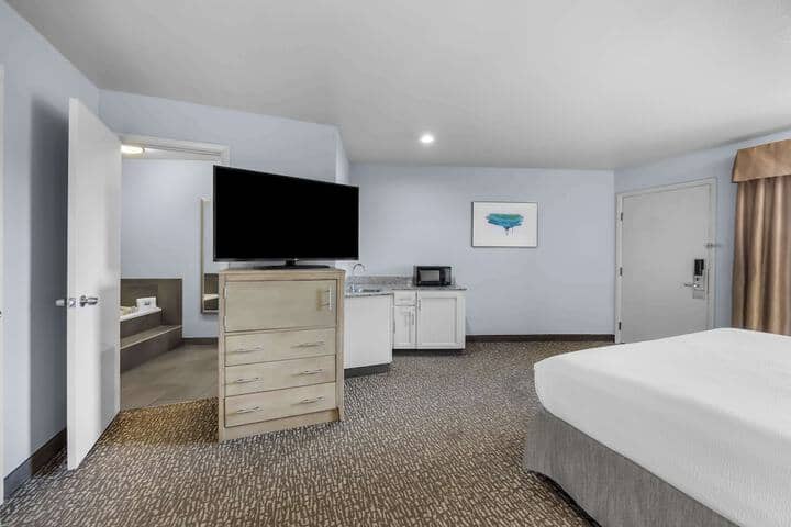 Room 33 of 46
